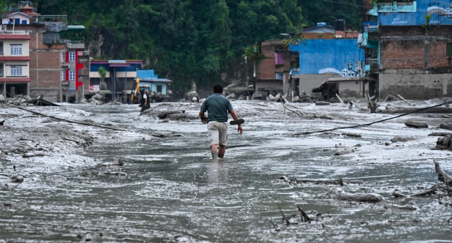 Nepal Death Toll Exceeds 900 As Nearly 5,000 Remain Missing