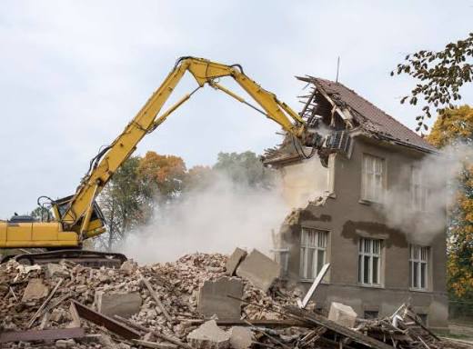 Lagos Pulls Down Encroachments Beneath Power Lines After Ikola Tensions