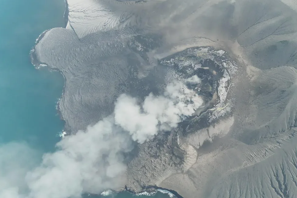Indonesia Flights Resume Following Mount Anak Krakatau Eruption